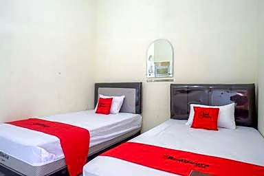 RedDoorz Syariah near Universitas Slamet Riyadi Solo