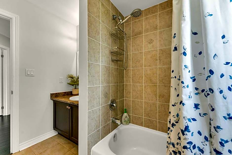 Oshawa Family Haven - Luxury 7BR Villa with Cozy Fireplaces & Hot Tub