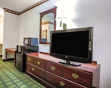 1 King Bed, Nonsmoking, Accessible