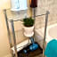 Helen's House / Close to Skytrain and Airport