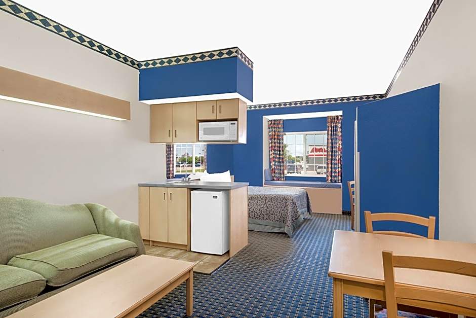 Days Inn & Suites by Wyndham Hutchinson