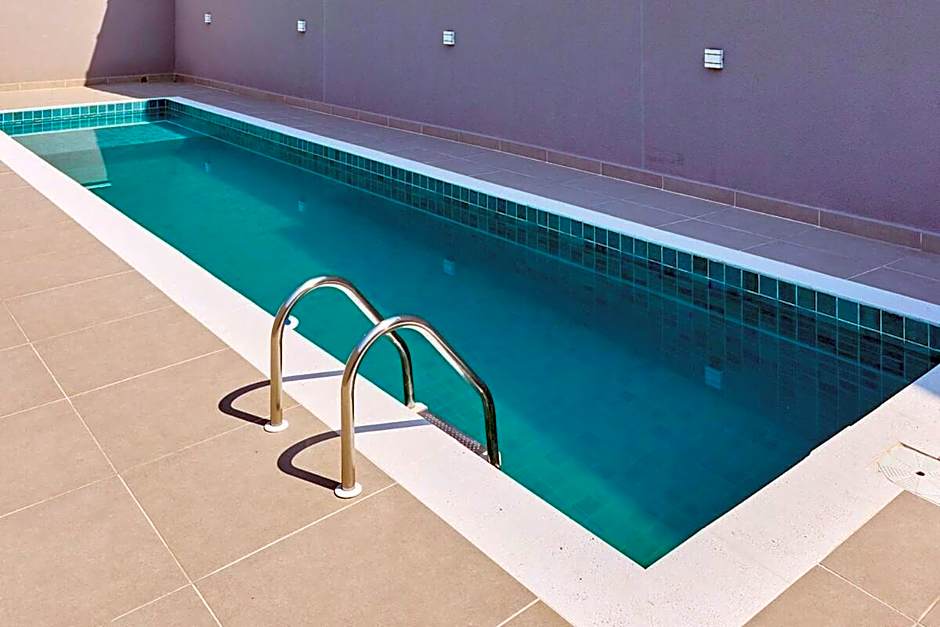 BH28: 1 Quadra d Praia, Ar, Churrasqueira, Piscina