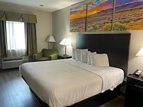 Days Inn & Suites by Wyndham Dallas