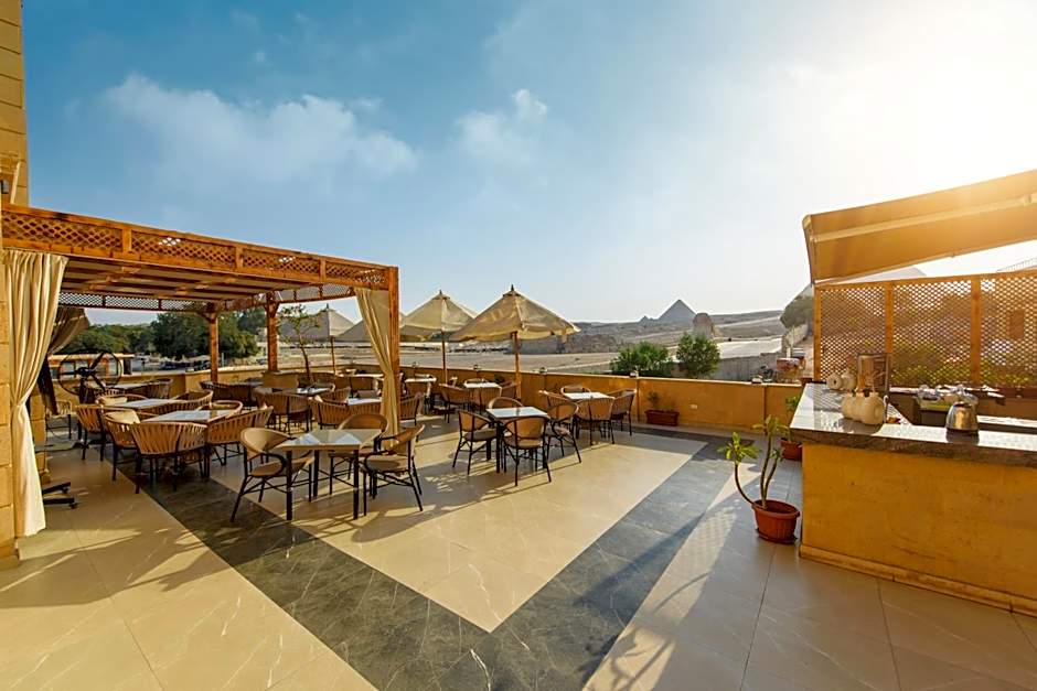 The Gate Hotel Front Pyramids & Sphinx View