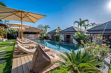 EHOA NYANYI BEACH Boutique Hotel - In front of entrance to NUANU