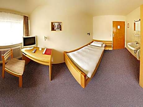 Triple Room with Shared Shower in Hallway