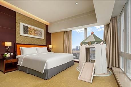 Questers Riverview Family Room-Playhouse and Slide for kids under 1-meter