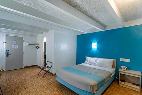 Queen Room - Non-Smoking