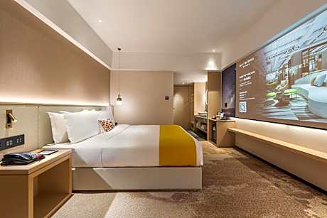 Superior King with LCD projector - windowless