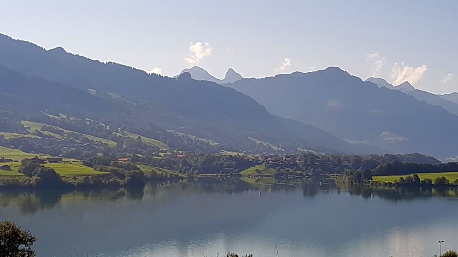 Petite maison sur la colline du Gibloux: 1chambre,1 salon et salle de bain privés au rez de chaussé, piscine extérieur et BBQ ,