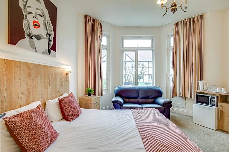 OYO TamTam Acton Hotel