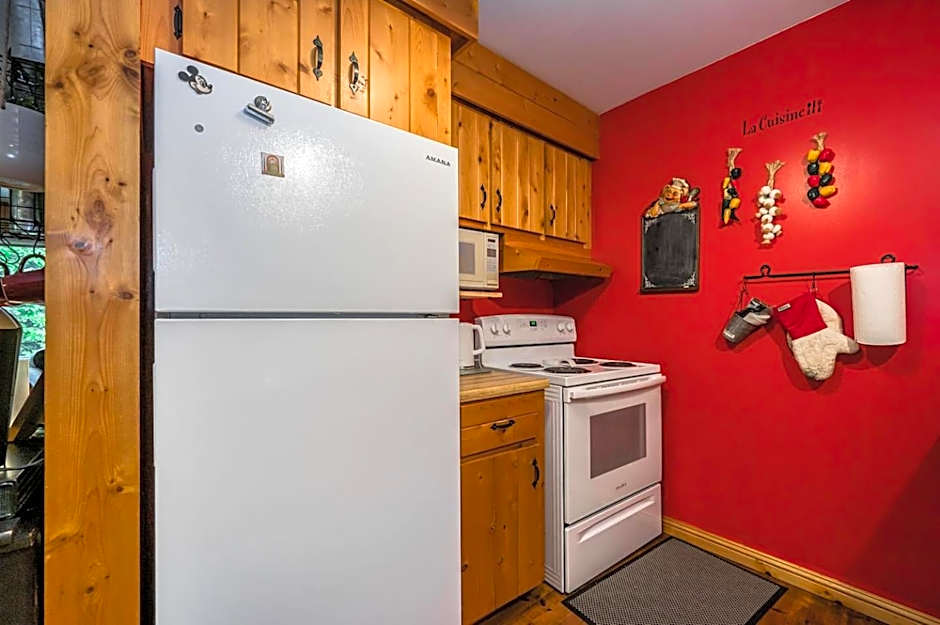 Rustic cabin w Games near Lake & National Park