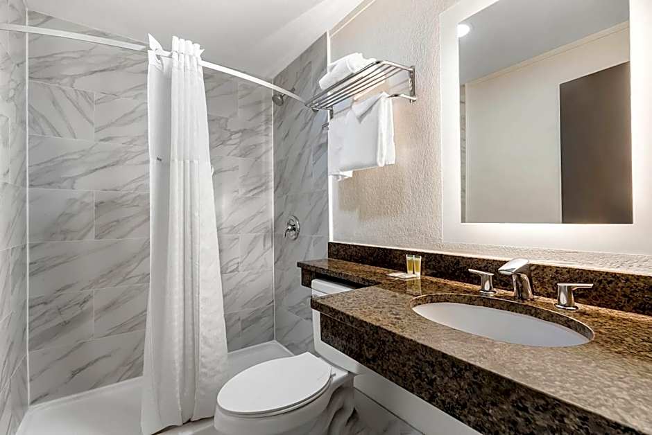 Howard Johnson Hotel by Wyndham Toms River