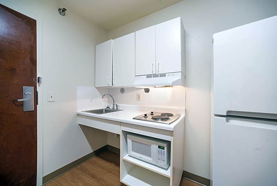 HomeTowne Studios by Red Roof St. Louis - Airport/ N Lindbergh