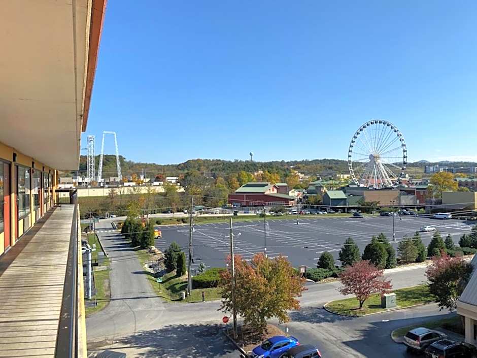 Mountain Vista Inn & Suites - Walking Distance to the Island