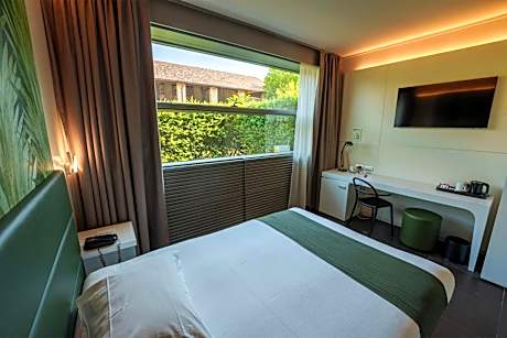 Standard Queen Room with Single Bed