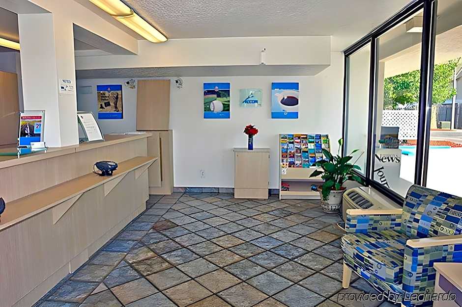 Super 6 Inn & Suites