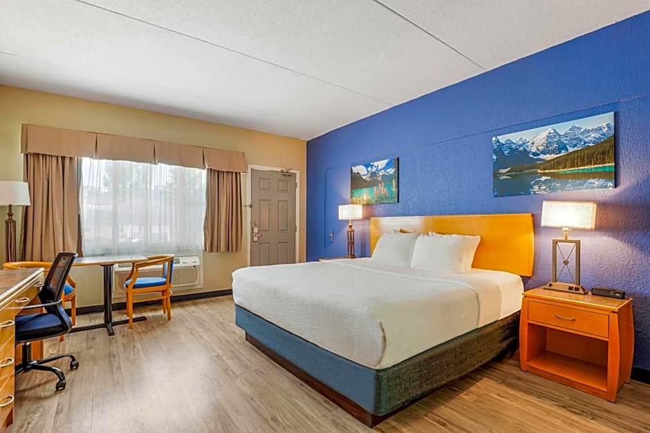 Days Inn by Wyndham Golden