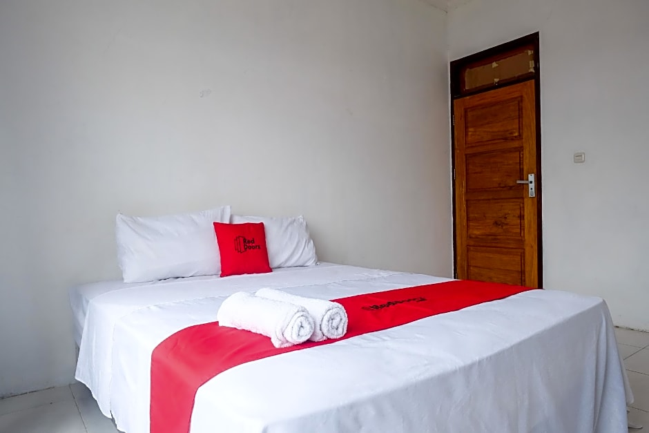 RedDoorz near De La Salle Manado