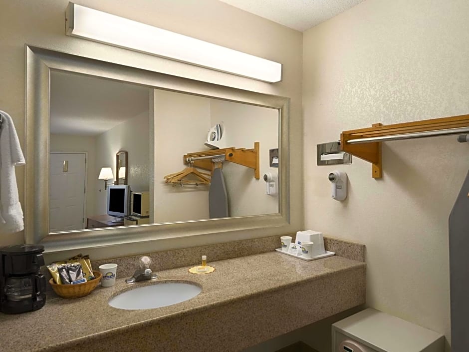 Days Inn by Wyndham Anderson