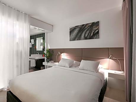 Superior Suite with 1 Double Bed and 2 Single Beds