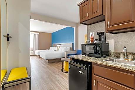 Queen Suite with Two Queen Beds - Non-Smoking