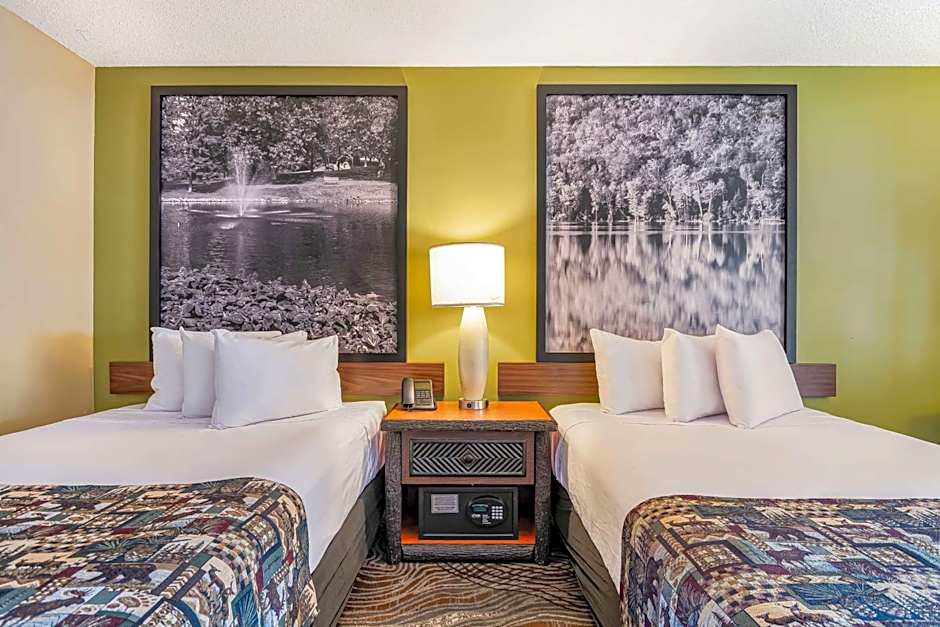 Super 8 by Wyndham Lake George/Downtown