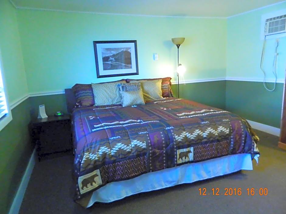 Photo 1 of 5 of Deluxe 1 King Bed