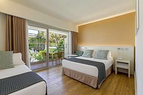 Sol Room with Pool View
