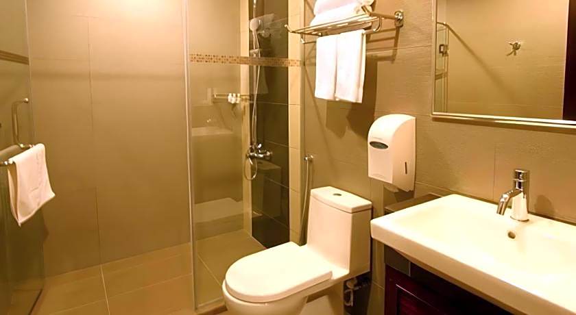Capital O Rail Hotel