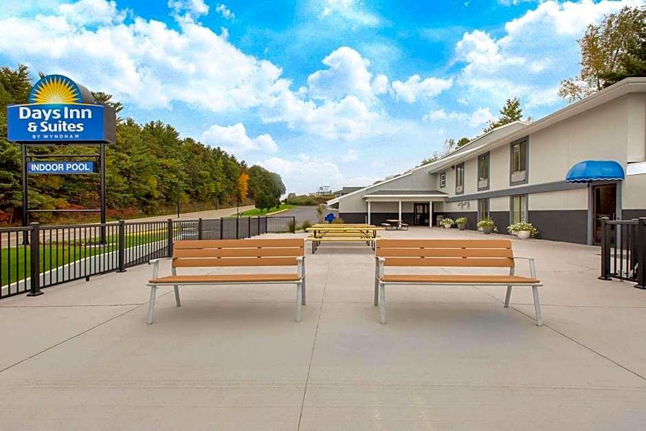 Days Inn & Suites by Wyndham Wisconsin Dells