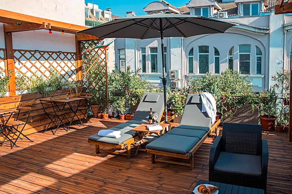 Three Dolphins Hotel with a Rooftop terracе