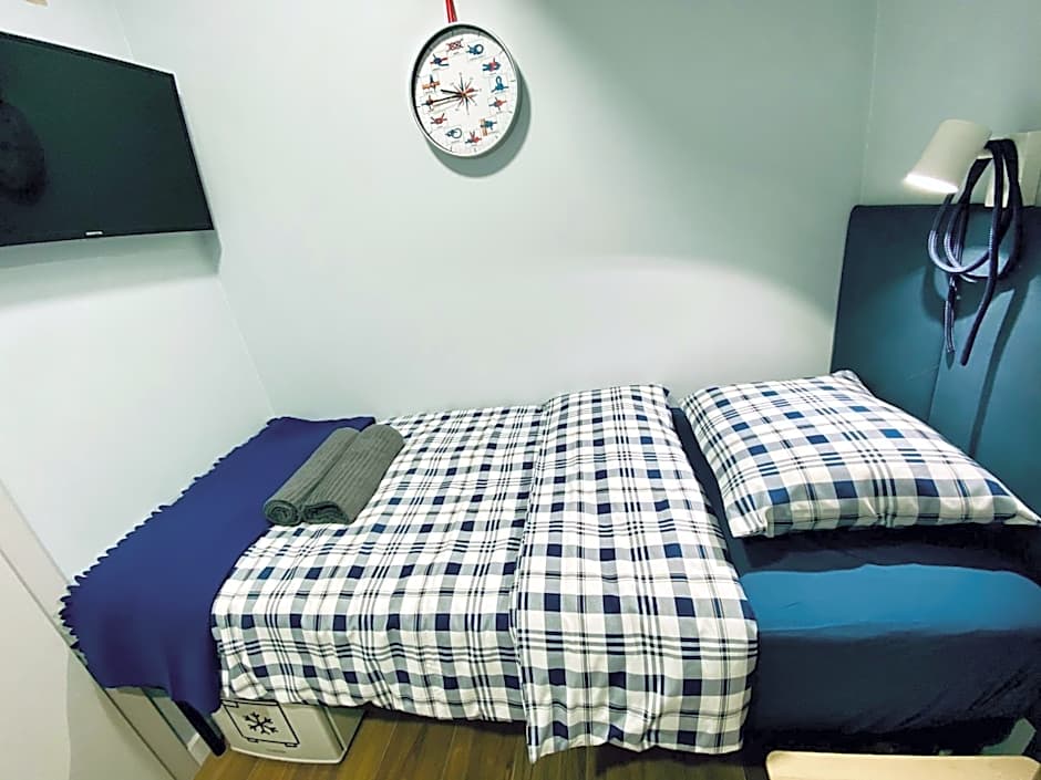 Thruster - Rooms, Kitchen, Chill-Out Zone-Netflix, Lobby-Netflix