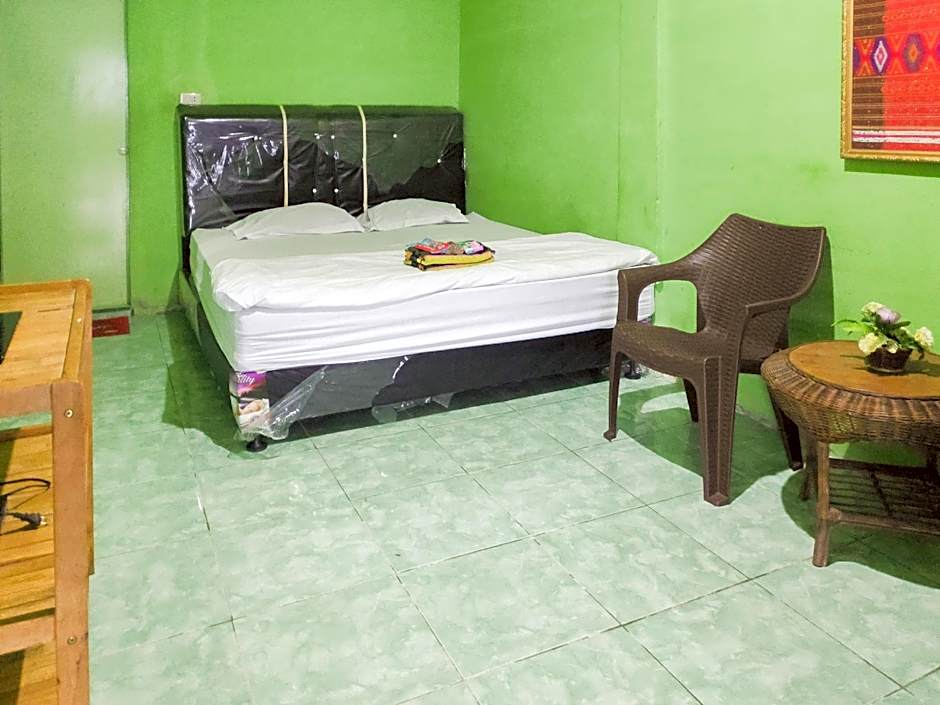 RedDoorz near Pelabuhan Ajibata Parapat