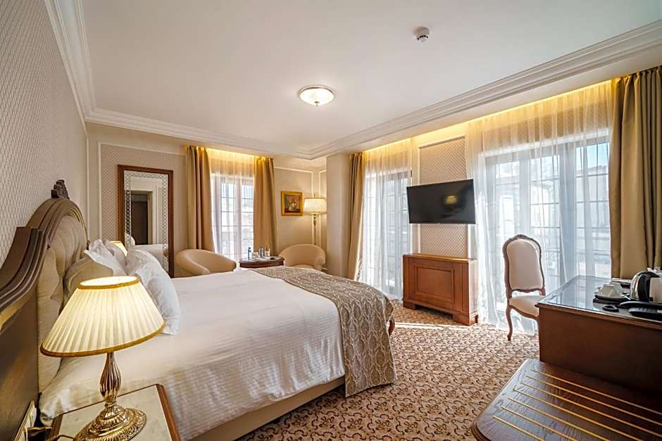 Residence City Garden - Certificate of Excellence Top 10 BEST Five-Stars City Hotels for 2024 awarded by HTIF