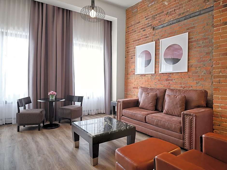 Le Place d Armes Hotel Suites