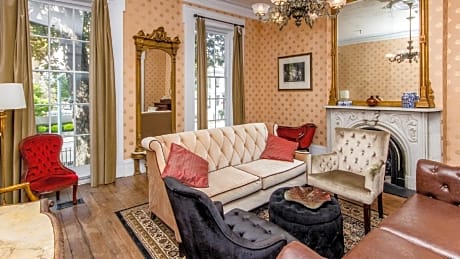 Named after prominent people in Richmond and elegantly decorated in period d?cor, our 7 Parlor Suites are each one-of-a-kind. Parlour Suites offer one King-sized bed and exquisitely appointed parlour areas, featuring 12 ceilings, floor to ceiling windows