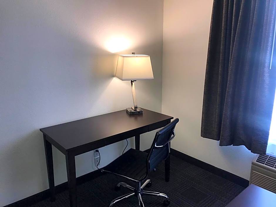 Days Inn & Suites by Wyndham Gresham