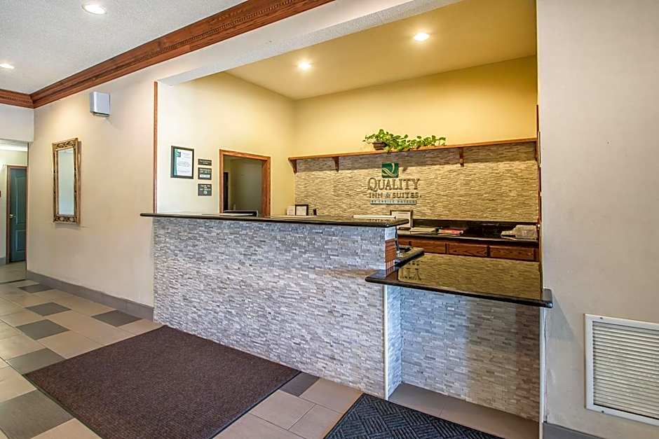 Quality Inn & Suites East Troy I-43