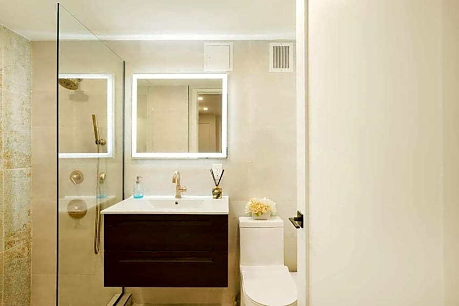 Massive 1BR w Private Patio in Upper East Side