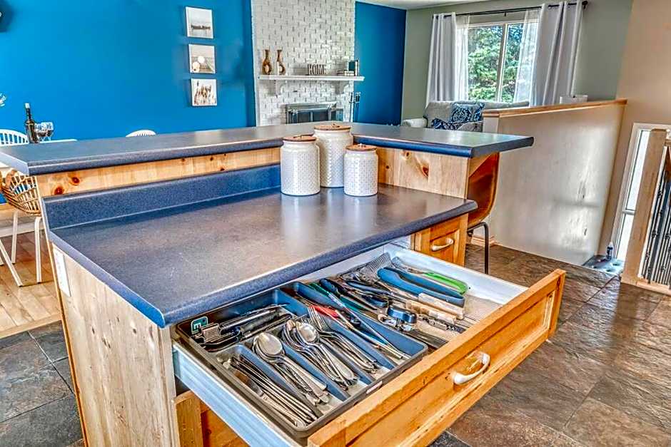 Boho Retreat w/King Bed on Bow River Pathway