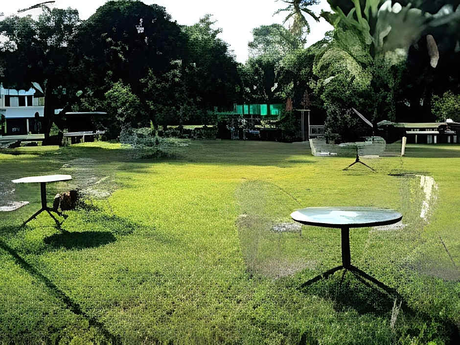 Hotel Highway Garden