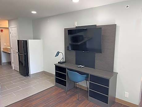 1 Queen Bed | ADA/RI Shower/Nsmk/Kitchen