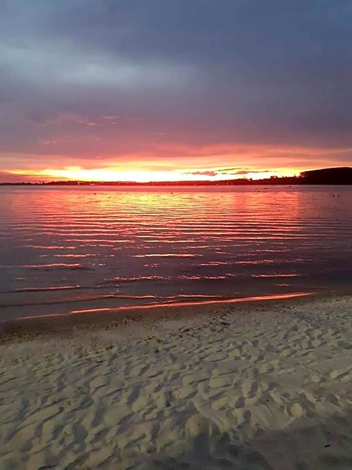 Apartamento TOP CLIMATIZADO em CRICIÚMA-SC - ótimo CUSTO-BENEFÍCIO - Cozinha completa - Cama Box - WiFI - Smart TV - Apps YouTube - NetFlix - Prime Vídeo - Garagem coberta - Portaria Digital 24h - Lugar sossegado e arborizado - Acomoda até 5 pessoas