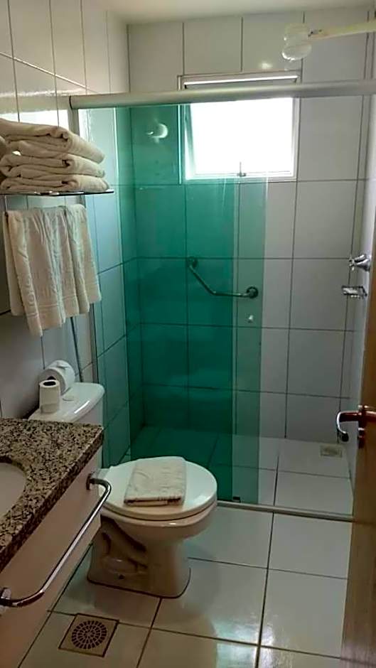 Golden Dolphin 3Pessoas com piscinas termais mais toalhas e roupas de cama lençóis travesseiros fronhas limpeza do check in impostos e taxas já incluso ATENÇÃO A hospedagem podera ocorrer no express ou Grand hotel,conforme a disponibilidade de apto