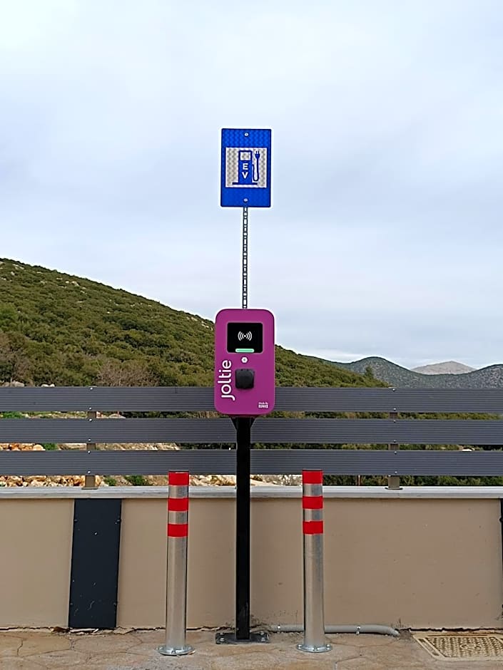 AKROTHEA suites & lounge