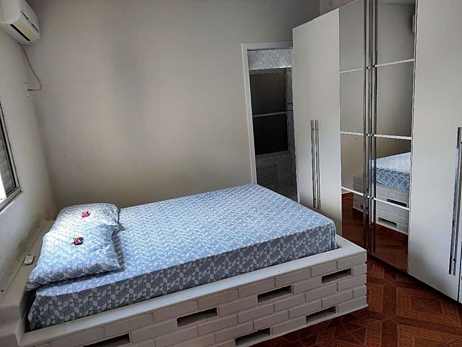 Casa pé na areia com vista especial do pôr do sol.