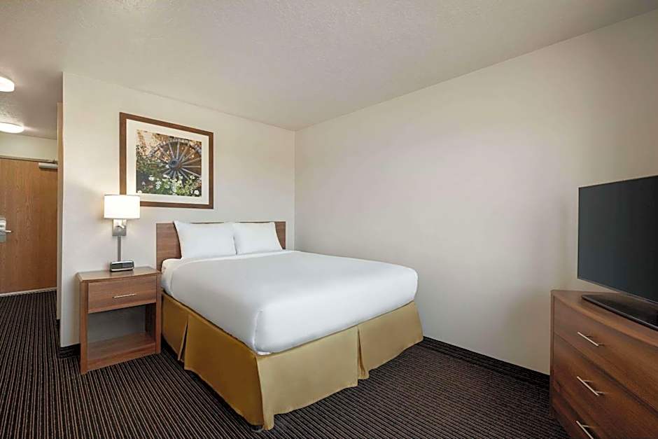 Photo 1 of 2 of 1 Queen Bed, Mobility Accessible, Bathtub
