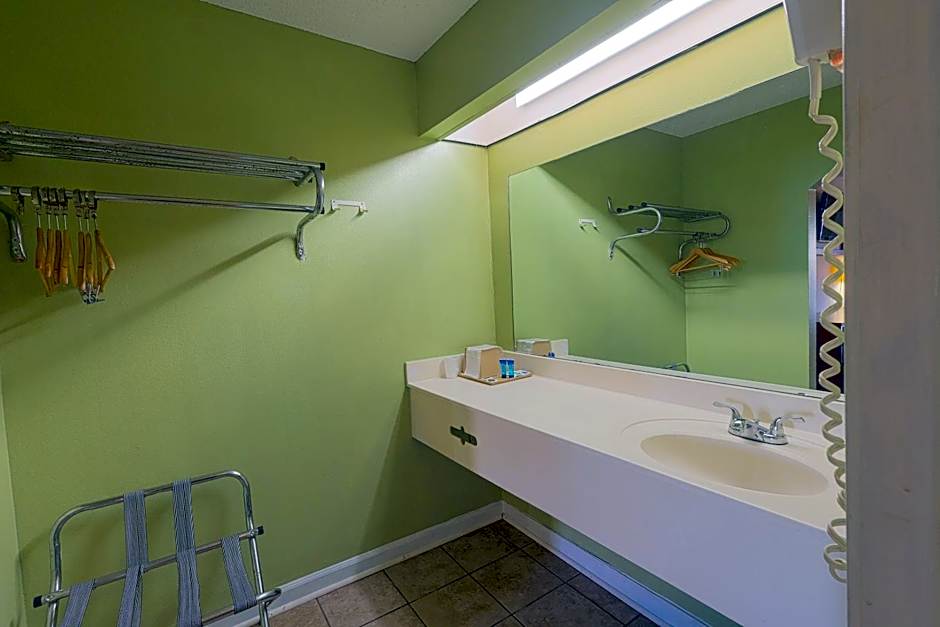 OYO Hotel Brownsville TN I-40