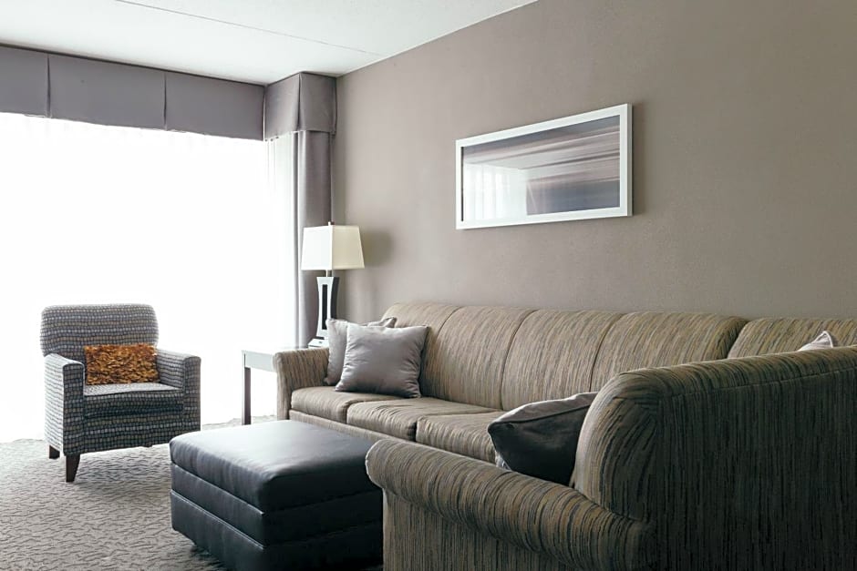 Holiday Inn and Suites East Peoria, an IHG Hotel